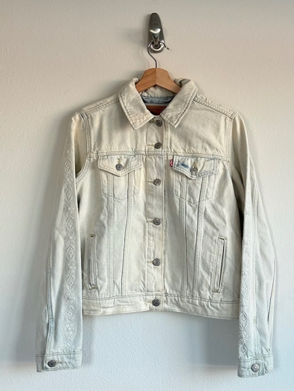 Levi's Light Wash Denim Jacket with Floral Embroidered Sleeve Size Medium